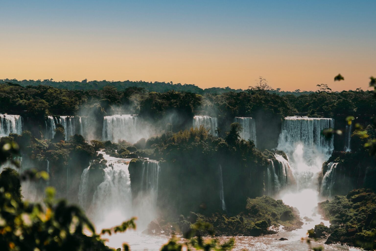 Foz do Iguaçu: um destino grandioso para experiências inesquecíveis douglas lopez IcQiQN nYXw unsplash