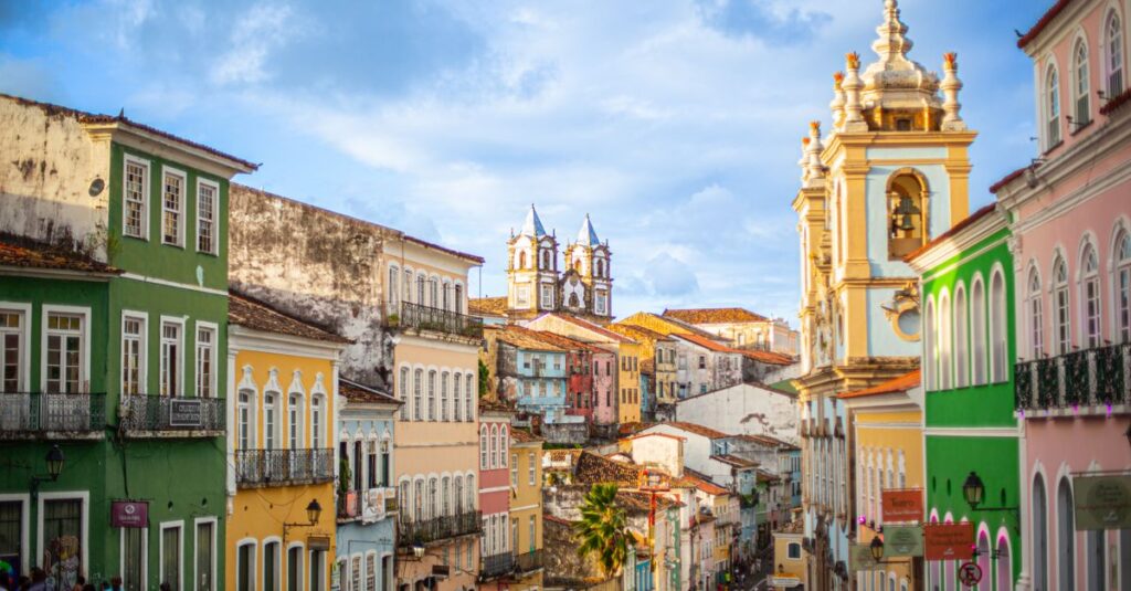 Imagem do centro histórico com prédios coloridos e céu azul